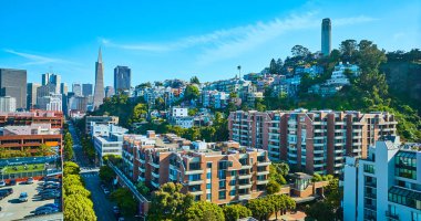 San Francisco şehir merkezine giden yolu ve tepedeki Coit Tower 'ı gösteren apartman görüntüsü.