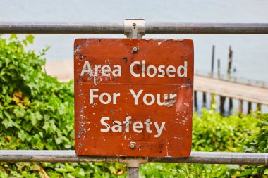 Orange Alanının Görüntü Kapalı Güvenliğiniz İçin Metal parmaklıklarda bulanık arkaplan işareti