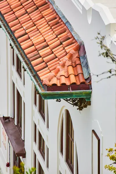 Obraz Pomarańczowych Dachówek Glinianych Dachach Markizy Zielonymi Rynnami Białym Budynku — Zdjęcie stockowe
