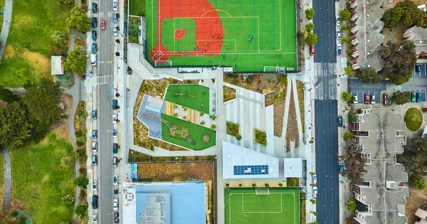 ジェームズ ラング アスレチック フィールドとマーガレット ヘイワード サッカー フィールドの間のセクションの下向きの空中画像 — ストック写真