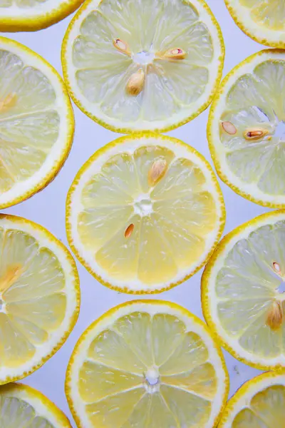 Зображення Яскраво Жовтих Скибочок Лимона Насінням Білому Тлі — стокове фото