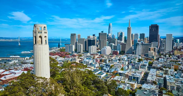 떨어진 오클랜드 브리지와 코이트 옆에서 샌프란시스코 빌딩의 — 스톡 사진
