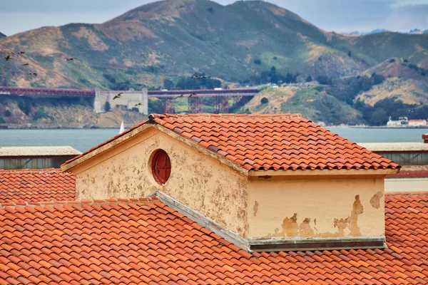 Wizerunek Kremowy Kolorowy Budynek Dachu Oknem Koła Pomarańczowy Glinki Gonty — Zdjęcie stockowe