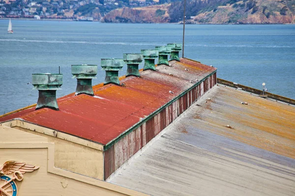 Zdjęcie Dachu Magazynu San Francisco Bay Mewami Spoczywającymi Szczycie Żaglówką — Zdjęcie stockowe