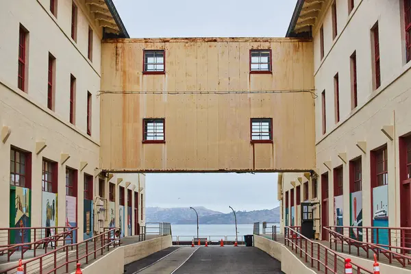 Kép Rusty Híd Között Két Raktár Épületek Alatt Kilátás Nyílik — Stock Fotó