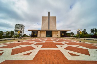 Saint Mary Katedrali 'ne kadar uzanan geniş kaldırım manzarası