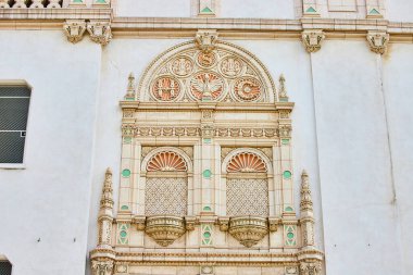 San Francisco 'daki belediye binasının süslü, altın ve pastel yeşil duvarının resmi.