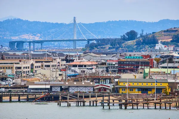Tekneli Rıhtım Rıhtımların Oakland Körfezi Köprüsü Nün Arkaplanındaki Görüntüsü — Stok fotoğraf