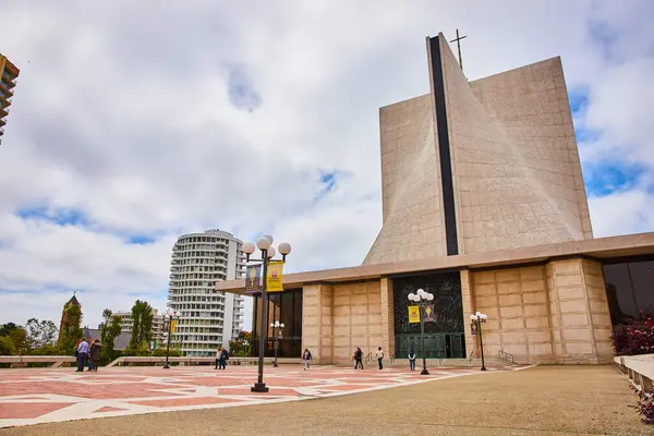 Kuva Ihmisistä Kävelemässä Katedraalin Katedraalin Jalkakäytävällä Neitsyt Mariana Pilvisenä Päivänä — kuvapankkivalokuva