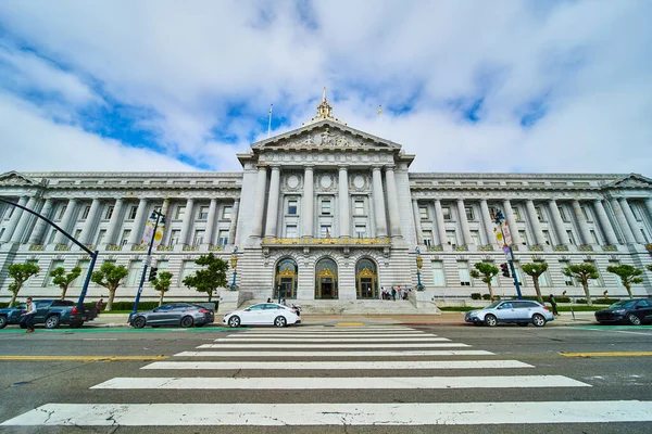 Obraz Crosswalk Widok Prowadzący Ratusza San Francisco — Zdjęcie stockowe