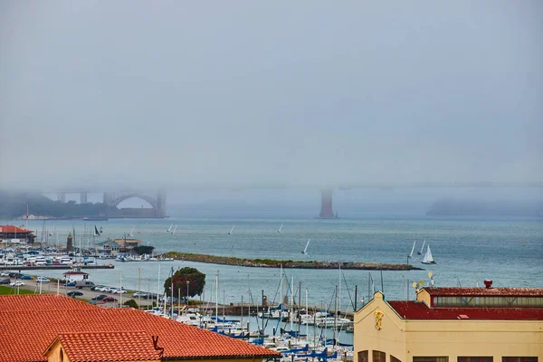 サンフランシスコ湾の霧の景色とボートと遠くの隠されたゴールデンゲートブリッジ — ストック写真