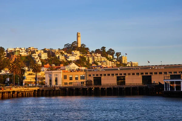 San Francisco Körfezi Manzaralı Sahil Şeridi Gün Batımına Yakın Tepedeki — Stok fotoğraf