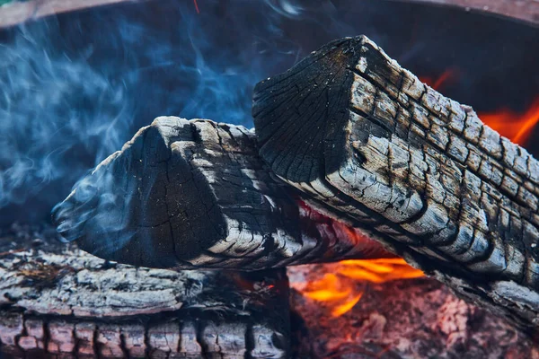 Afbeelding Van Het Roken Uiteinden Van Verbrande Logs Met Oranje — Stockfoto