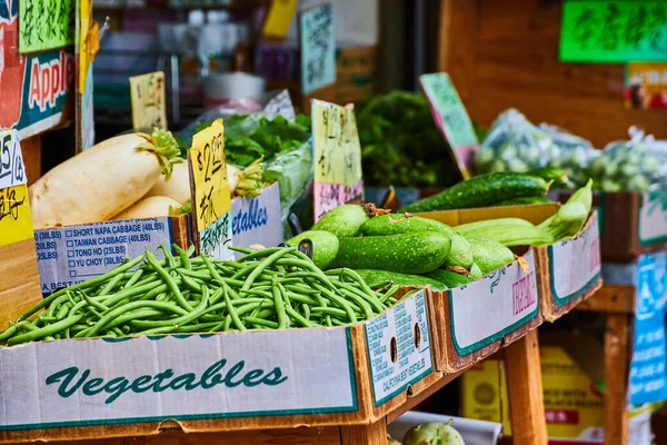 Bild Vom Freiluftmarkt Mit Frischem Grünen Gemüse Auf Dem Holztisch — Stockfoto
