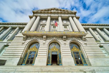 San Francisco belediye binasının girişine uzanan yaldızlı giriş ve Amerikan bayrağıyla