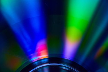 Siyah merkez değerinden dışarıya doğru akan koyu renk çizgilerinin koni görüntüsü