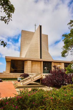 Saint Mary Katedrali 'nin dış cephesindeki bitki ve çiçeklerin görüntüsü