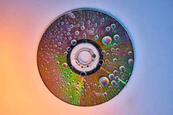 反射式金属表面彩虹水滴梯度移位背景的Cd图像 — 图库照片