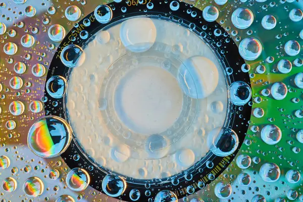 金属の輝く金属および水滴が抽象的な資産と黒く鳴る明るい白い中心のイメージ — ストック写真