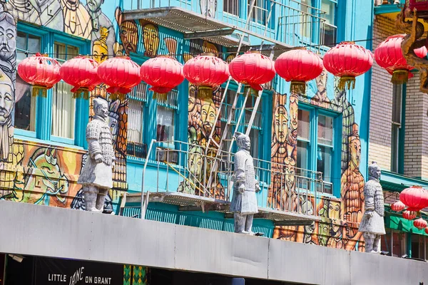 Image Lanternes Papier Rouge Suspendues Devant Une Murale Chinoise Avec — Photo