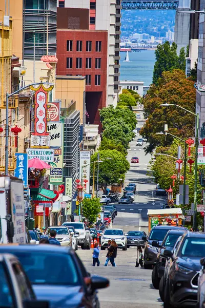 Imagen Coches Alineando Calle Con Peatones Cruzando Chinatown San Francisco — Foto de Stock