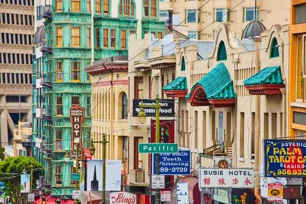 Bild Von Straßenschildern Und Ladenschildern Chinatown — Stockfoto
