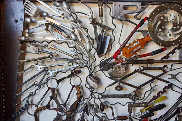 白底金属丝连接的相互连接工具与各种金属物体的壁面图像 — 图库照片