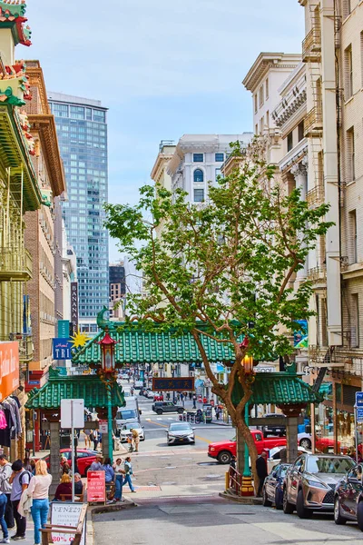 Immagine Chinatown San Francisco Con Albero Che Cresce Accanto All — Foto Stock