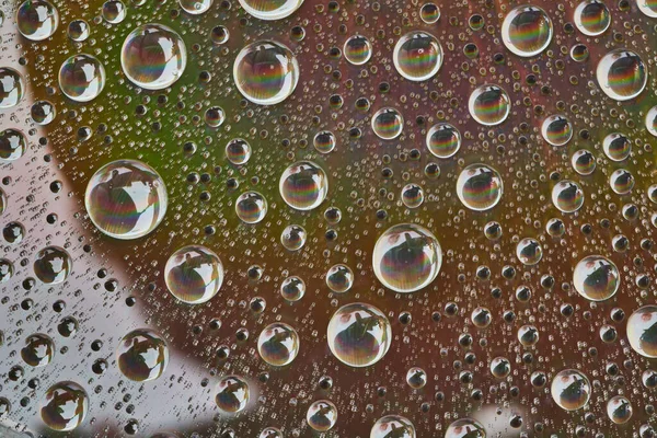 Afbeelding Van Waterdruppels Metalen Oppervlak Met Kleine Reflecterende Regenbogen Elke — Stockfoto