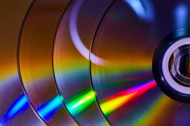 Yansıtıcı gökkuşağı ışık konileri içeren dört CD 'den oluşan soyut yığın