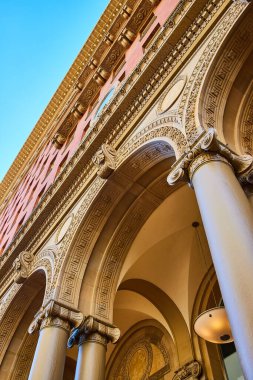 Binanın alt ve yan tarafındaki uzun sütunlu ayrıntılı oymalar.