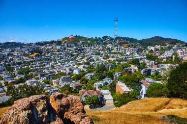 Görüntü Corona Heights şehir manzarası Sutro Kulesi ile uzak tepe üzerinde muhteşem mavi gökyüzü günü