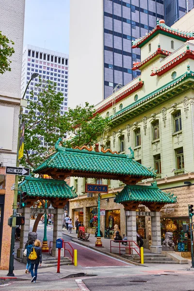 Bild Von San Francisco Aufwändiger Chinatown Eingang Mit Fussgängern Und — Stockfoto