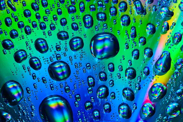 Obrázek Jasných Pulzujících Kapek Vody Tekoucích Přes Stříbřitě Modré Zelené — Stock fotografie