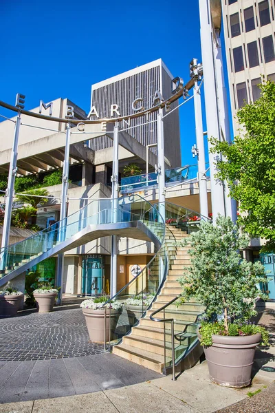 Embarcadero Center Bejárati Bejáratának Képe Görbülő Szimmetrikus Lépcsőházakkal — Stock Fotó
