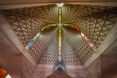 Saint Mary Katedrali 'nin vitray pencereleri ve avizesinin görüntüsü