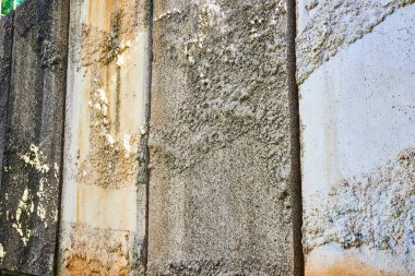 Değişen renk ve doku arkaplan varlığıyla dört beton duvar levhası resmi