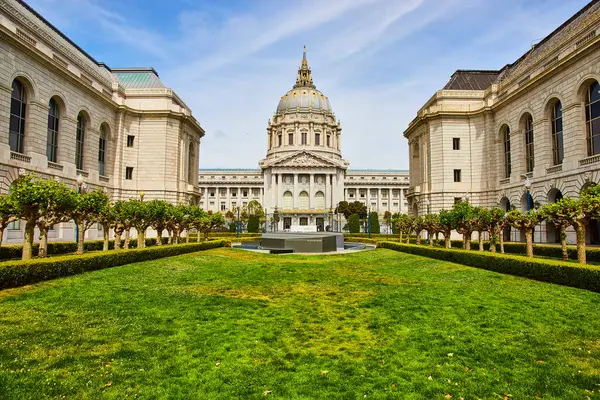 Güneşli bir günde anısına San Francisco Belediye Sarayı 'nın Grassy Green Memorial Mahkemesi