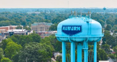 Parlak mavi Auburn su kulesinin görüntüsü adliye binası ve ikinci Auburn su kulesi ile gökyüzüne yakınlaştırıldı