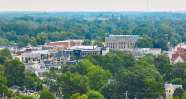 Auburn Indiana şehir merkezinin geniş bir görüntüsü. Arkada adliye binası ve arkasında ağaçlar var.