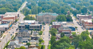 Auburn Indiana 'nın şehir merkezindeki evleri ve dükkanları ve antenin arkasındaki adliye binası görüntüsü