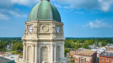 Columbia City Adliyesi Saat Kulesi 'nin görüntüsü. Kubbe ve mavi gökyüzü antenli.