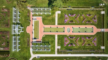 Simetrik bahçeler ve Lakeside Park hava sahasında su havuzlu pergola