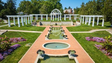 Lakeside Park 'taki çiçeklerle, beyaz pergola ve sarmaşıklarla dolu havadan yapılmış su havuzlarının görüntüsü