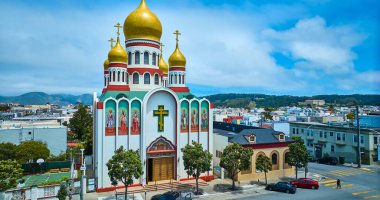 San Francisco 'daki Kutsal Bakire Katedrali' nin bulutlu ve mavi gökyüzü gününde hava girişi.