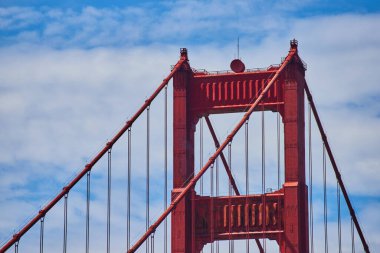 Golden Gate Köprüsü 'nün tepesinin görüntüsü bulutlu mavi gökyüzü ile yakınlaştır