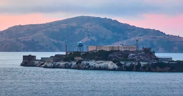 Adanın Üzerinde Pembe Bir Parıltı Uzak Dağ Havası Olan Alcatraz — Stok fotoğraf