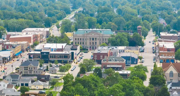 Afbeelding Van Aerial Side View Downtown Auburn Indiana Met Huizen — Stockfoto