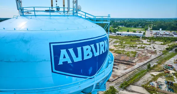 Zdjęcie Bliska Widok Boku Auburn Wieży Ciśnień Torami Kolejowymi Obszarze — Zdjęcie stockowe