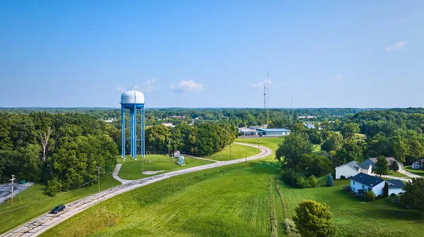 Açık Mavi Kulesi Uzaktan Radyo Kulesi Olan Havacılık Kırsal Alanı — Stok fotoğraf